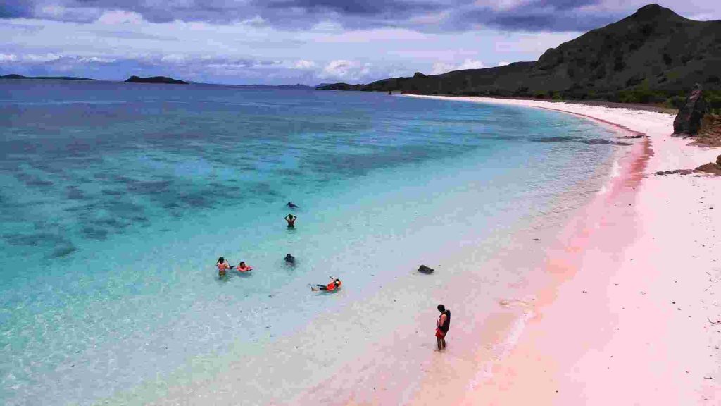 pink beach labuan bajo