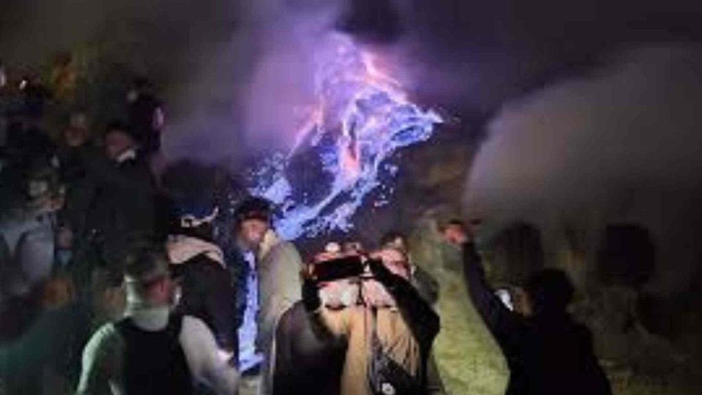 kawah ijen blue fire