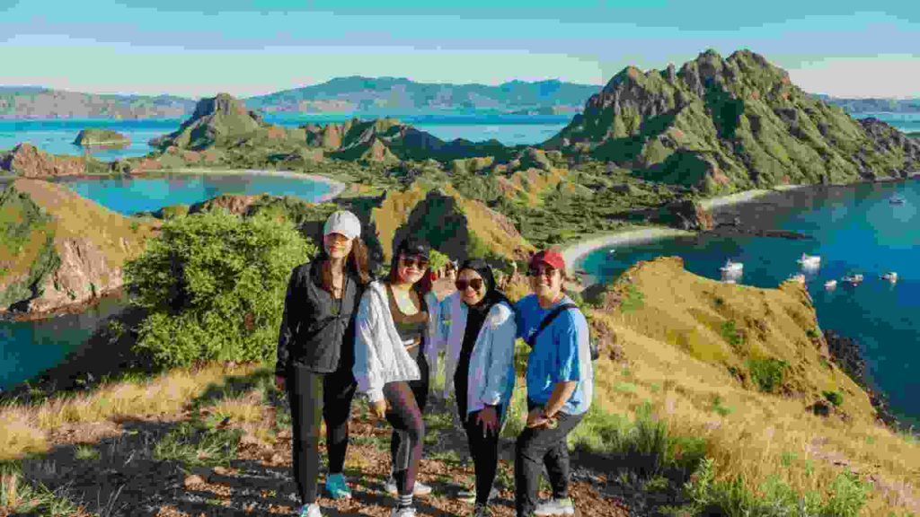 flight singapore labuan bajo