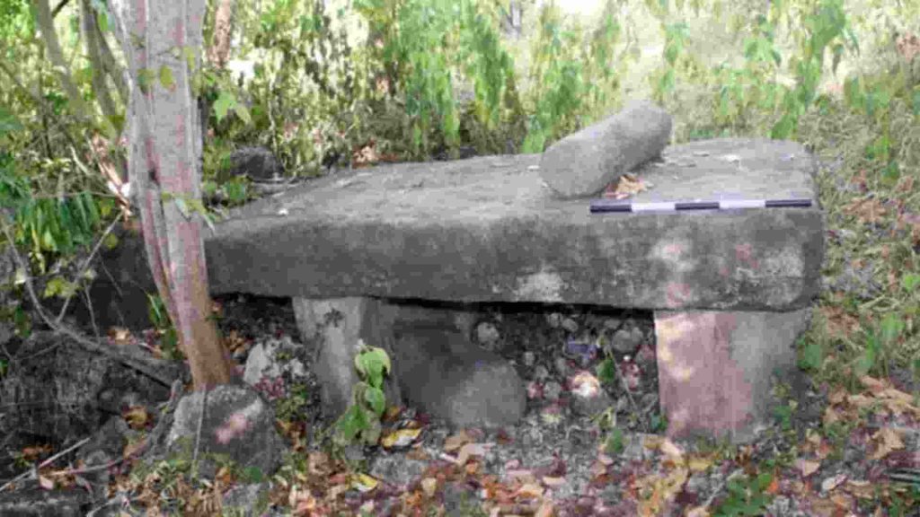 situs batu meja warloka