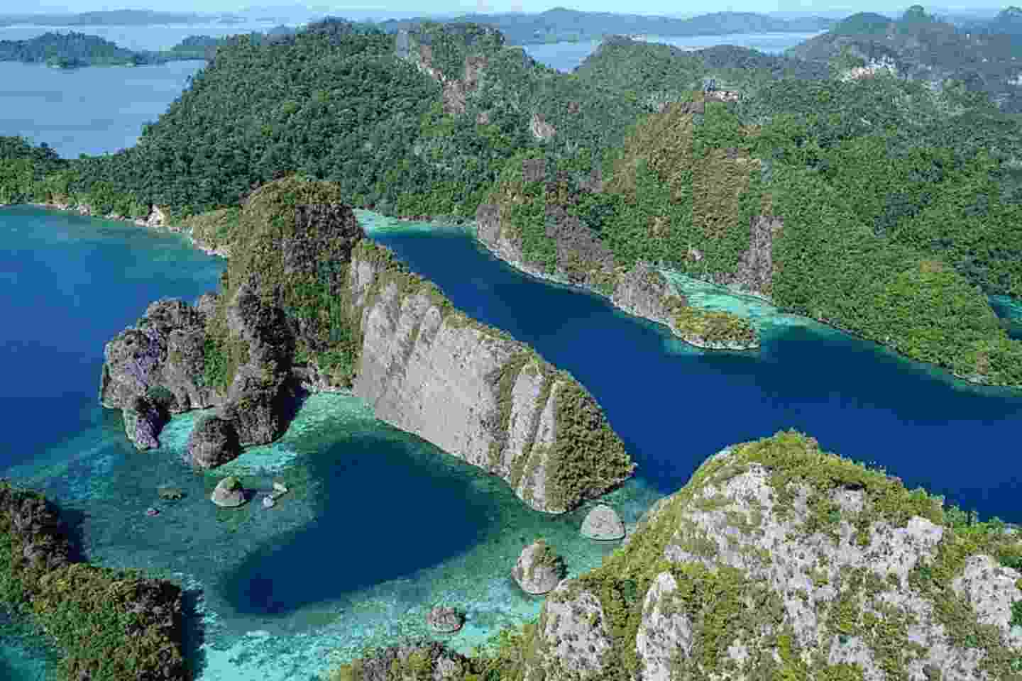 paket tour misool piaynemo 4 hari 3 malam